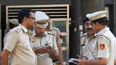 A couple from Delhi has been arrested for allegedly selling a flat in Gurugram valued at ₹ 1.10 crore