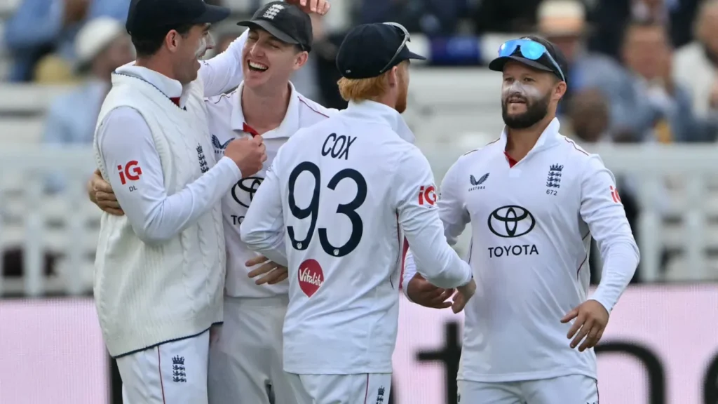 England defeated Pakistan by 194 runs in the second Test at Lord's on Sunday, clinching