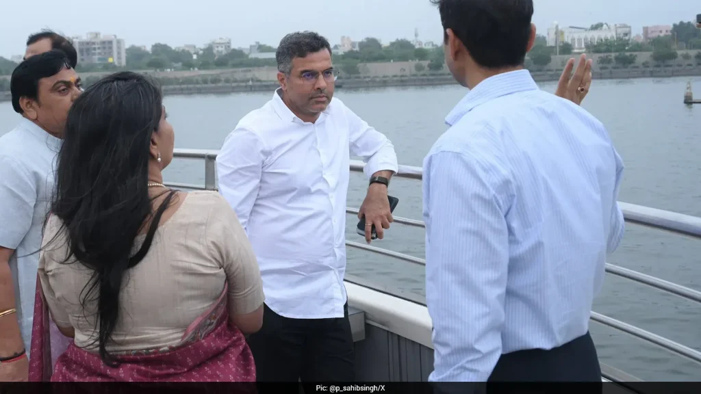 We plan to build similar dedicated facilities for Delhi's washermen to prevent untreated runoff