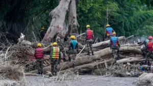 At least 320 Indians are still missing in Nepal , while another 400 remain stranded in Tibet