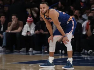 Golden State Warriors star Stephen Curry surpassed Ray Allen for the NBA 's all-time record