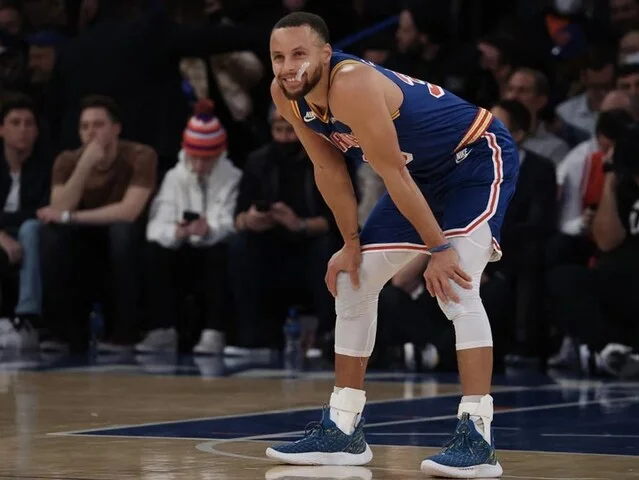 Golden State Warriors star Stephen Curry surpassed Ray Allen for the NBA 's all-time record