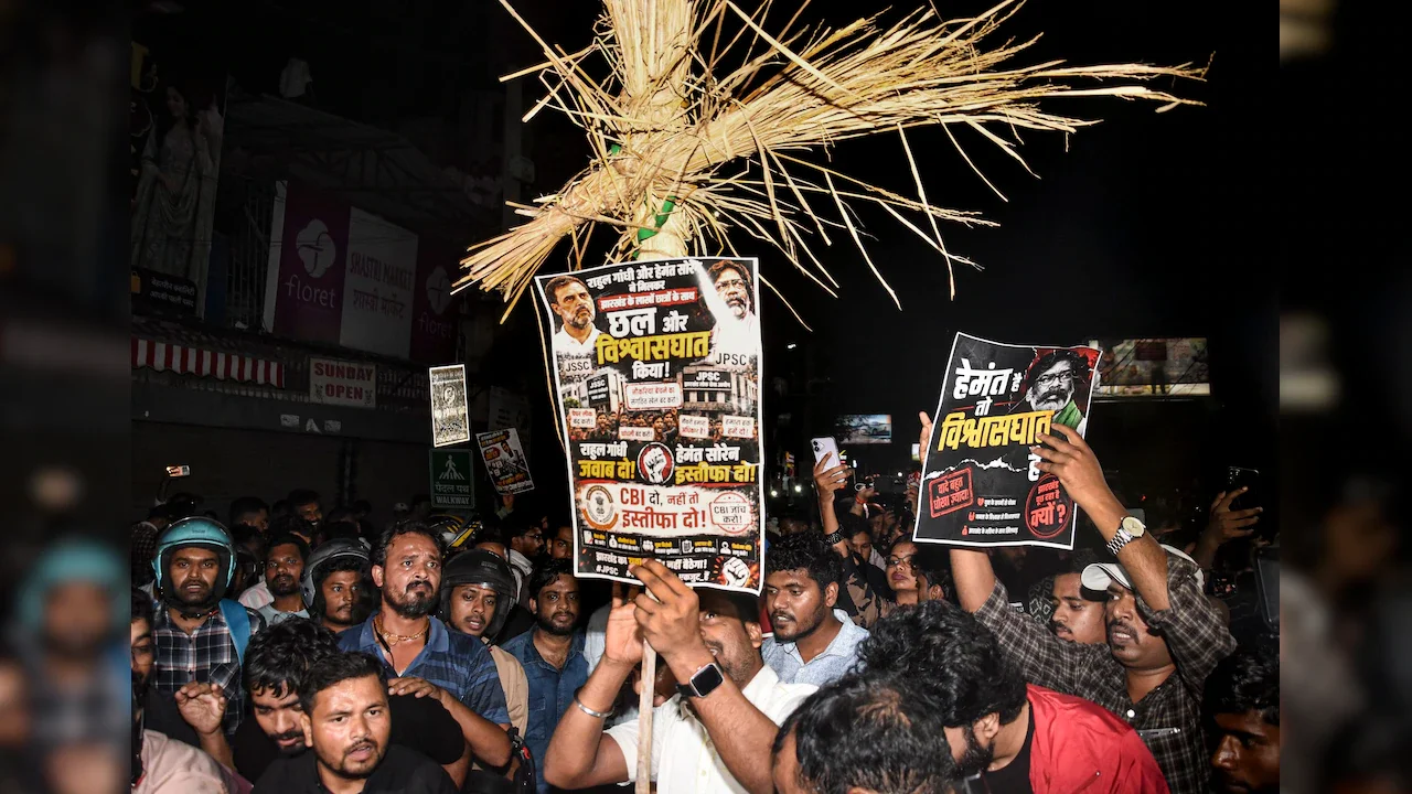 The student leaders alleged that the police and workers of the ruling Jharkhand Mukti Morcha (JMM) tried to prevent them from holding a peaceful march.