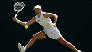 Iga Swiatek moved into the semi-finals of the ATP-WTA Cincinnati Masters as Elena Rybakina was forced