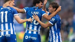 Alaves beat 10-man visitors Getafe 3-0 on Saturday and Sevilla snatched a late 2-1 victory against Rayo