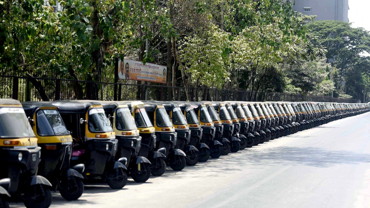 The government had earlier given drivers time to learn Marathi and complete the required training.