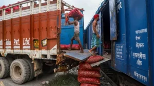 'Kanda Express' with 453 tonnes of onion from Nashik reaches Delhi to help cool prices