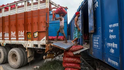 'Kanda Express' with 453 tonnes of onion from Nashik reaches Delhi to help cool prices