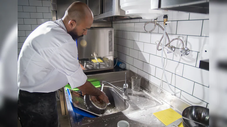 Fired Corporate Employee Takes Dishwashing Job To Avoid Feeling Useless: 'Not Doing For Money'