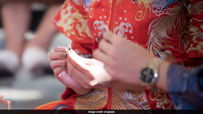 Amid Falling Marriage Numbers, China Converts Banks, Nightclubs Into Registry Offices