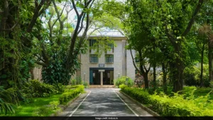 Fatehpur Sikri's courtyards and the gardens of Bengaluru merged in B V Doshi's mind, according to IIM