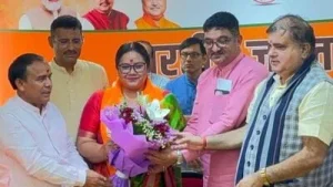 Aarti Bhandari, the only independent mayor of Uttarakhand from Srinagar, has officially joined