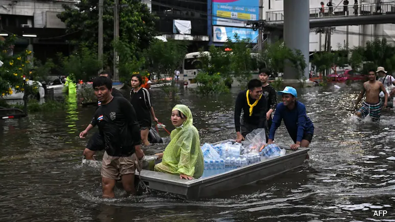 For many people in Bangkok, the weekend began with the sound of rain and ended with water