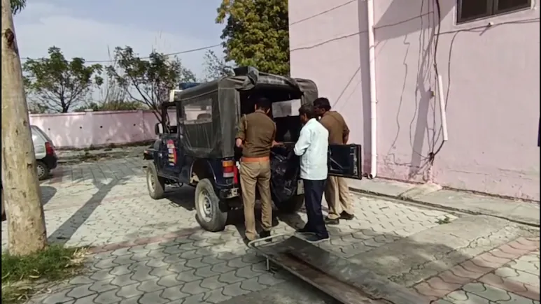 Manish, a resident of Abdulapur, came to the Bhawanpur police station and informed that he slit