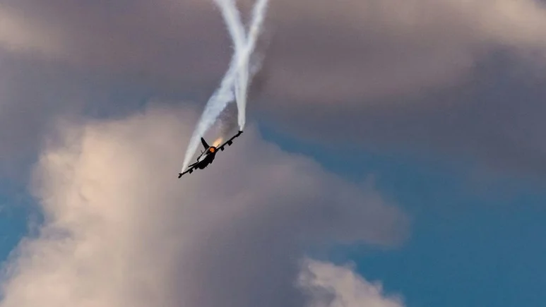 At least 14 people, including two senior military officials, have died in a plane crash