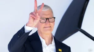 Apple's chief executive Tim Cook bid farewell to the tech giant on Monday, paying tribute