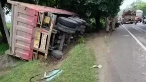 5 killed, 5 injured as dumper rams tempo in Uttar Pradesh's Sambhal