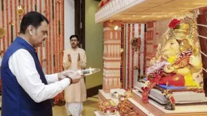 Fadnavis visits drought-affect areas in Maharashtra, vows to help farmers
