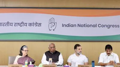 Kharge scales up SIR offensive at CWC, attacks PM Modi over 'vote-demonetisation'