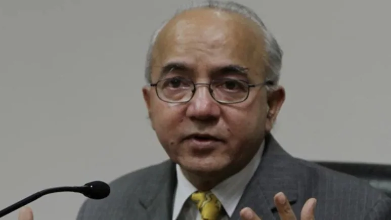 Accompanying her was Rakesh Mehta, then the head of Delhi's bureaucracy-the Chief Secretary