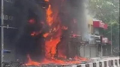The blaze quickly spread, affecting over 20 shops in the area, according to police reports