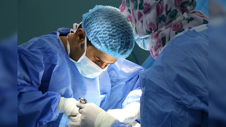 Teen Seeks Donations For Sister's Eye Surgery, Internet Raises Rs 1.58 Lakh In A Day