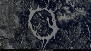 Astronaut Don Pettit has shared a striking view of Quebec's Manicouagan crater captured
