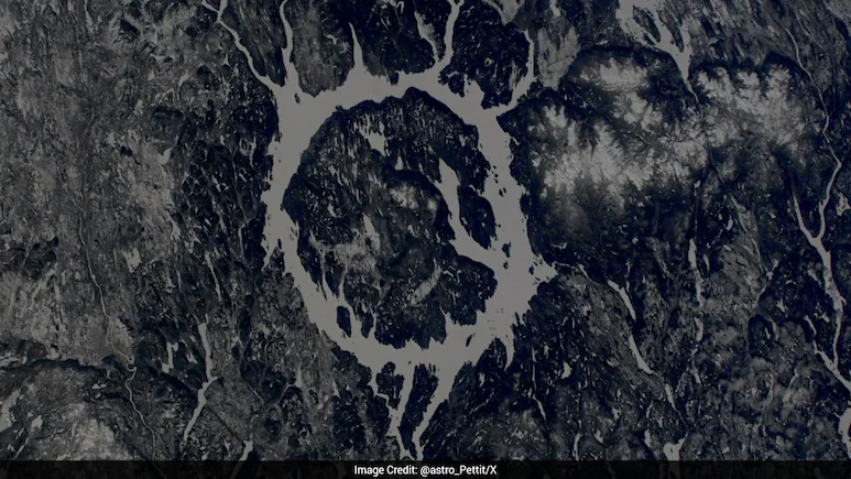 Astronaut Don Pettit has shared a striking view of Quebec's Manicouagan crater captured