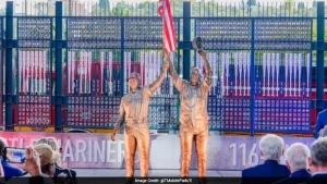 Two Seattle Mariners Raised Flag Days After 9/11, Now Immortalised In A Statue, Here's The History