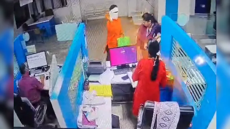 On Camera, Man Throws Chilli Powder At Staff, Robs Bank In Nagpur