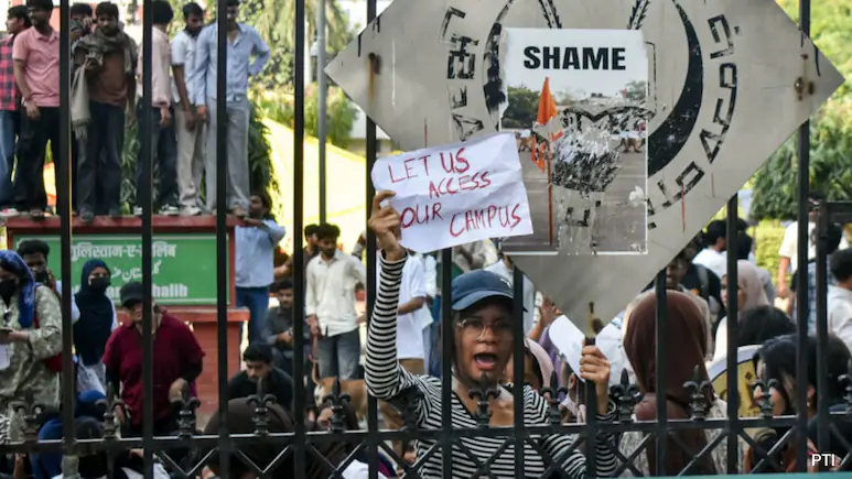 A "Final" Warning For Protesting Students As Jamia Extends Online Classes