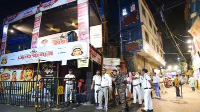 Located less than 2 km from Howrah Bridge, Chor Bagan is among Kolkata’s oldest Durga Puja
