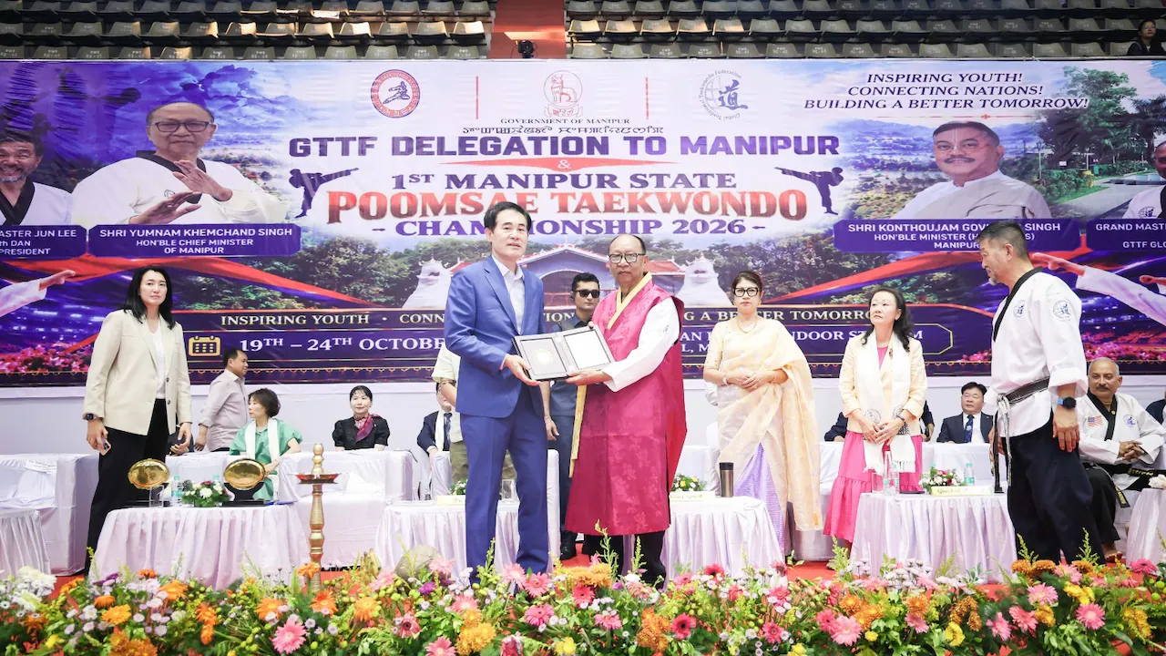 GTTF president Grand Master Jun Lee presented the distinction to the Chief Minister