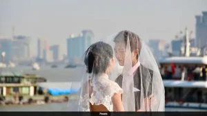 A young Chinese man who invited strangers online to his wedding has left the internet emotional