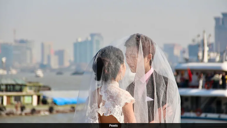 A young Chinese man who invited strangers online to his wedding has left the internet emotional