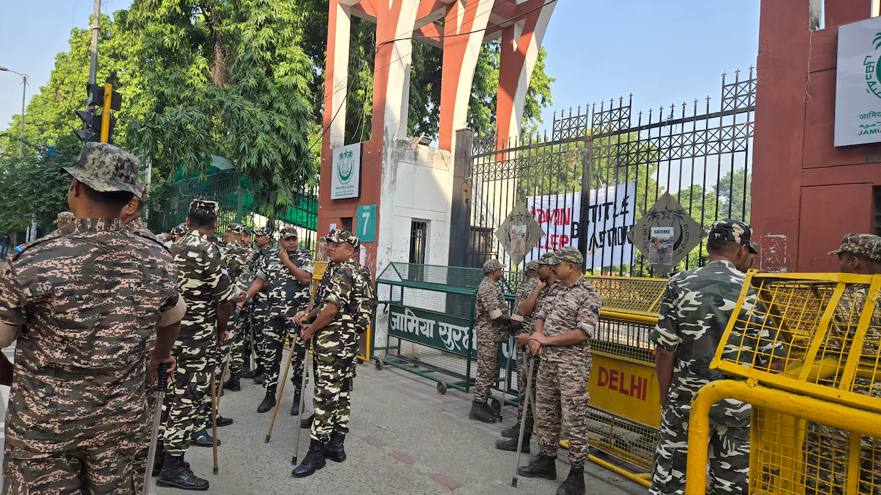 Students vs Jamia Continues, University Gives Last Warning To Vacate Site