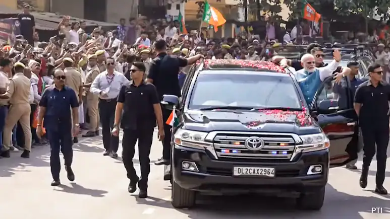 Defence Minister Rajnath Singh on Sunday welcomed Prime Minister Narendra Modi to Varanasi
