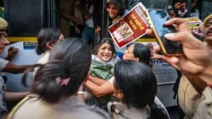No coercive action against woman journalist on Delhi cop's complaint, orders Supreme Court
