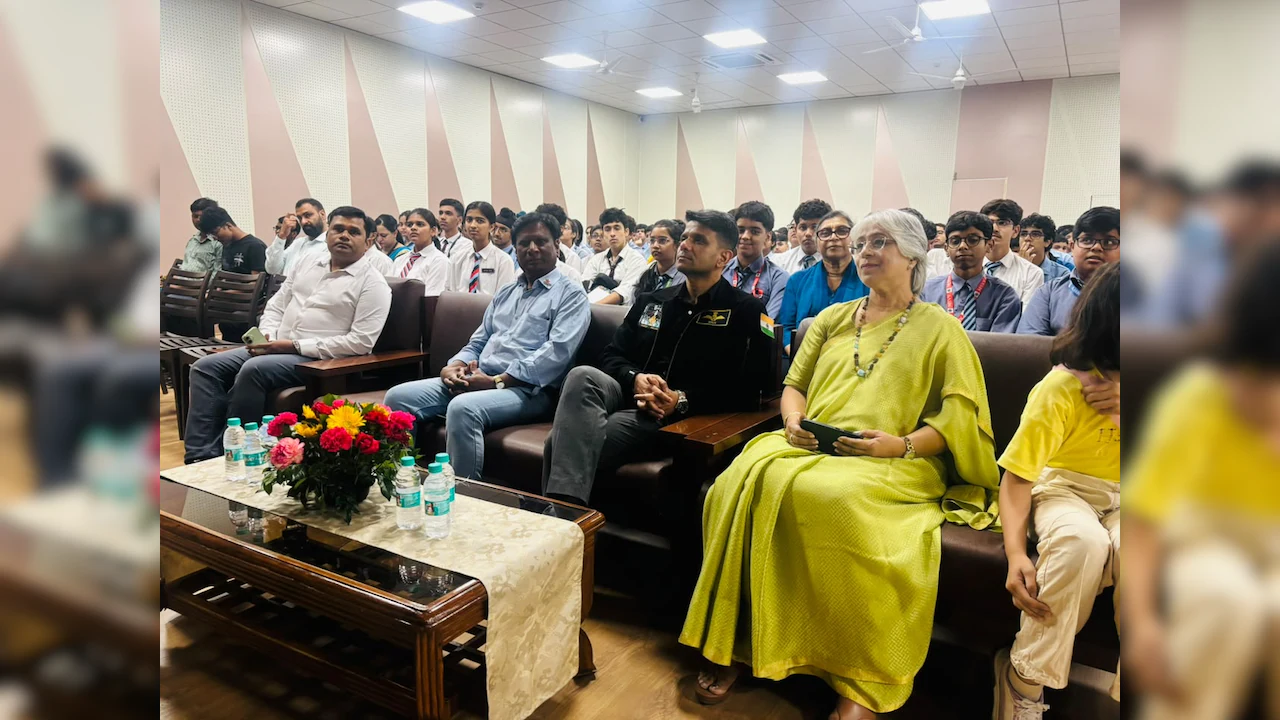 During the interaction, Shukla spoke about the emotional experience of seeing the Indian