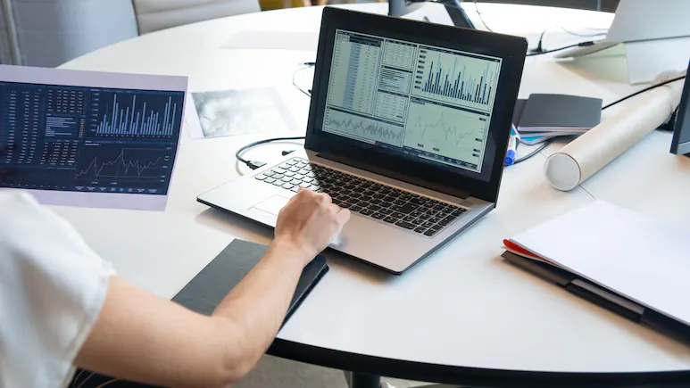 Bengaluru Data Specialist Confused About Career Move — '127% Hike Vs Retention Offer'