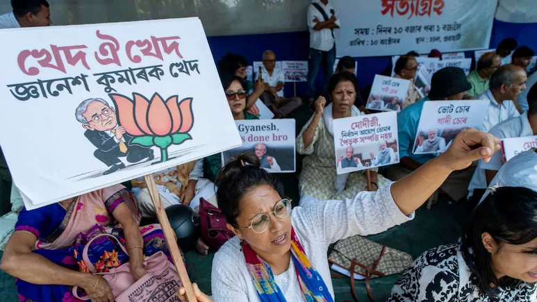 BJP, Congress Supporters Come confronts-To-confronts During Guwahati Protest