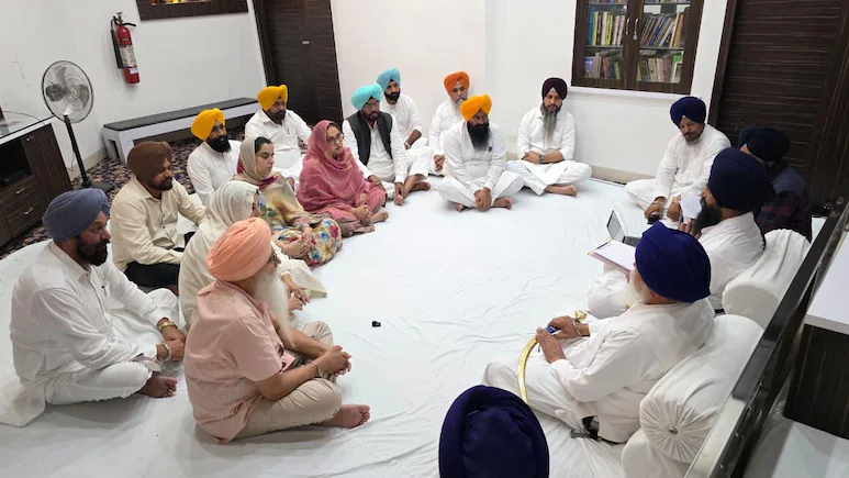 AAP MLAs Apologise at Akal Takht, Deepening Bhagwant Mann's Troubles