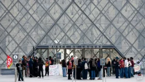 Protesters Block Entrance To France's Iconic Louvre Museum
