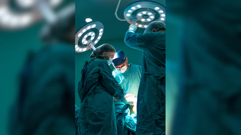 Chinese doctors have successfully shrunk a potentially life-threatening lung tumour