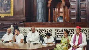 Rahul Gandhi-led INDIA bloc MPs meet President Murmu, present 4-point memo seeking CEC Gyanesh