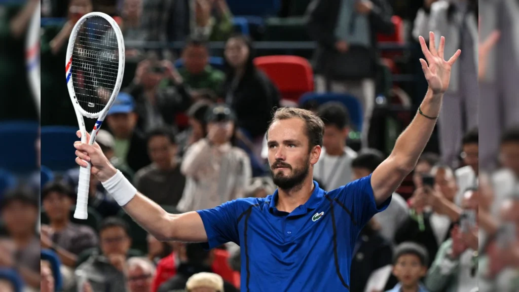 Daniil Medvedev beat Stefanos Tsitsipas in straight sets to reach the quarter-finals